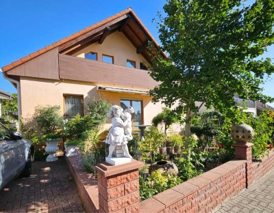 Einfamilienhaus mit Einliegerwohnung, Garten, Terrasse und Balkon in begehrter Wohngegend