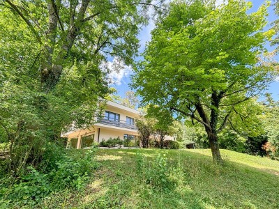 Exklusive Bauhaus-Villa mit Parkgarten &amp; Pool am Waldrand