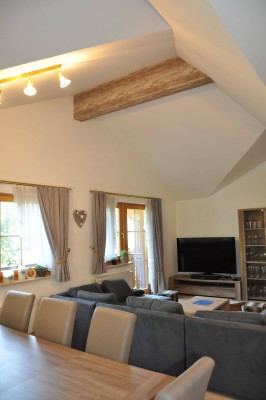MITTEN im ZENTRUM wohnen PENTHOUSE in bester Zentrumslage von Bad Hofgastein. Exklusive Wohnung mit besonderer Wohnqualität, bis unters Dach offene Wohnräume, Kaminofen.