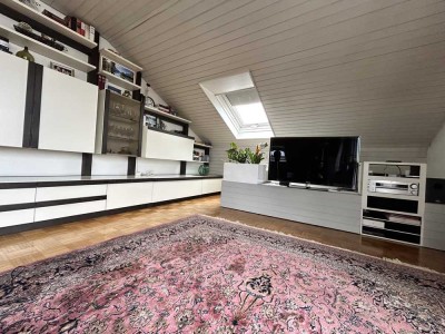 Von Privat - Stilvolle, modernisierte DG 5-Zimmer-Wohnung mit 2 Balkonen und EBK in Ditzingen -VB