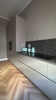 Stilvolle 4-Zimmer-Wohnung in einem Jugendstil-Altbau mit luxuriöser Einbauküche in Friedenau