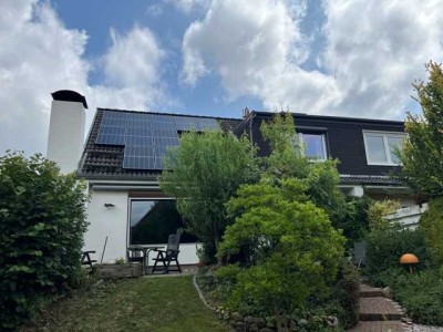 Gepflegtes und modernisiertes Drillingshaus mit Garten, Kamin & Garage in gefragter Wohnlage