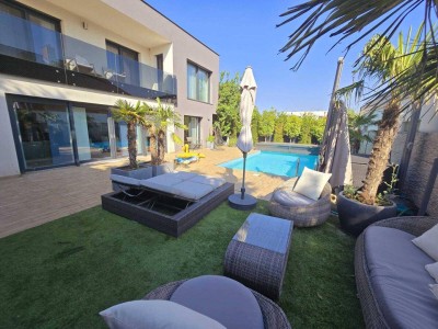 Traumhaft LUXURIÖS AUSGESSTATTETES SMART-Familienhaus in Leopoldsdorf: wfl.: 196m², 6 Zimmer, Balkon &amp; Terrasse! + PHOTOVOLTAIK ANLAGE mit STROMSPEICHER + beheizter POOL + WHIRLPOOL + GARAGE + ÜBERDACHTER GRILLPLATZ MIT ZIPSCREENS UND FALTDACH