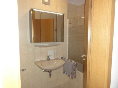 Frisch renovierte 2-Zimmer-Wohnung mit verglastem Balkon in sehr gepflegter Wohnanlage in Bad Soden