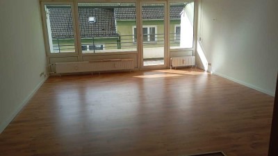 Tolle Wohnung 2 Balkone und frisch renoviert !