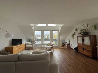 Helle, sonnige 2,5-Zimmer-Wohnung mit Einbauküche und Balkon