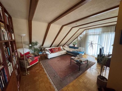 Helle 2-Zimmer-Dachgeschosswohnung mit Einbauküche - vermietetes Investment mit Charme