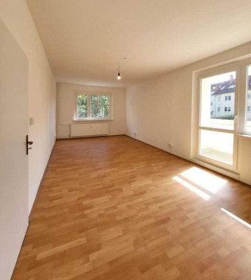 Großzügige 2-Raumwohnung mit großem Wohnzimmer + Laminat + Balkon + EBK-Option!!!