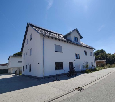 Neuwertige 2-Raum-EG-Wohnung mit Terrasse in Schierling