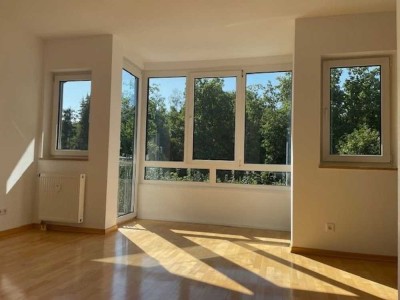 Lichtdurchflutete Dachgeschoss-Wohnung mit 2 Balkonen in Waldausrichtung