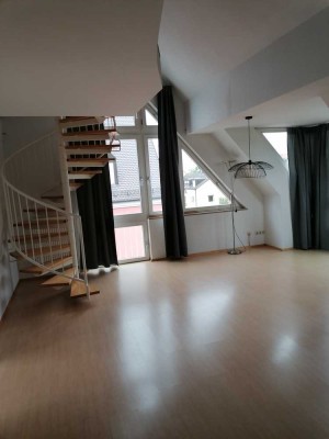 Geschmackvolle 2,5-Raum-DG-Wohnung mit Balkon und Einbauküche in Dachau