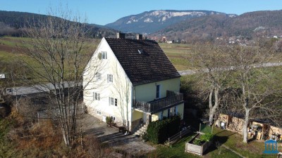 Wohnhaus mit Carport und großem Garten mit Altbaumbestand