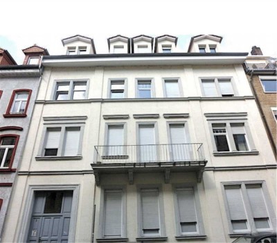 Stilvoll sanierte Altbauwohnung mit Balkon in den Quadraten.