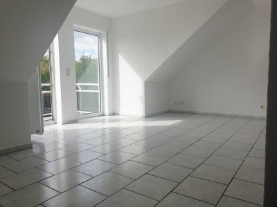 Helle DG-Wohnung mit Balkon, neuer EBK & Stellplatz