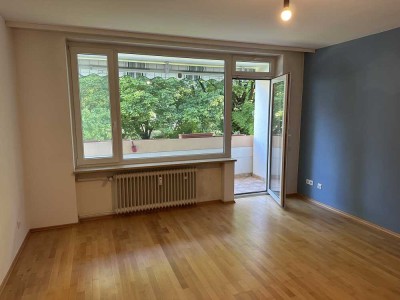 Sonnige 3-Zimmer Wohnung mit EBK, Loggia, Keller, TG Stellplatz, Bad & WC, gepflegt, sofort frei
