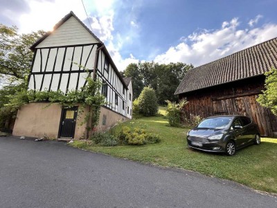 Nähe Birken-Honigsessen, Fachwerkaus mit Scheune in ruhiger Tallage