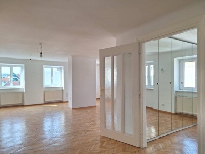 Helles, uneinsehbares Dachgeschoß-Loft in Innenhoflage