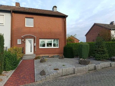 Reihenendhaus mit Garten und 2 Garagen