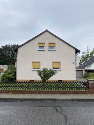 Maklerfrei! Renovierungsbedürftiges Einfamilienhaus mit großem Grundstück in Großkrotzenburg