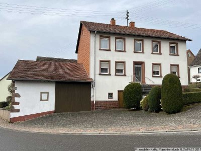 Ehemaliges Bauernhaus mit Stall und Scheunen auf großem Grundstück