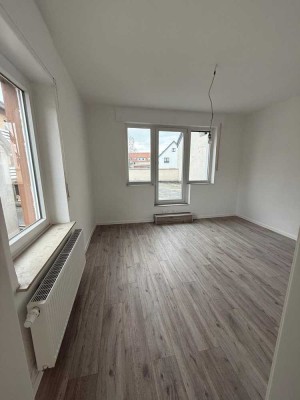 Erstbezug nach Sanierung mit Balkon: Stilvolle 3-Zimmer-Wohnung in Lage