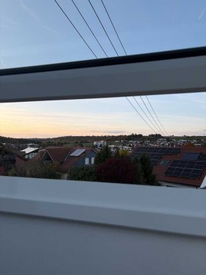 Kernsanierte 3-Zimmer-Dachgeschosswohnung mit Balkon, Terrasse, Gartenanteil & neuer Einbauküche
