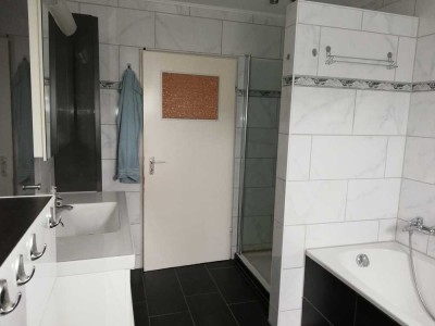 Freundliche und modernisierte 3-Raum-DG-Wohnung mit gehobener Innenausstattung mit EBK in Wedemark