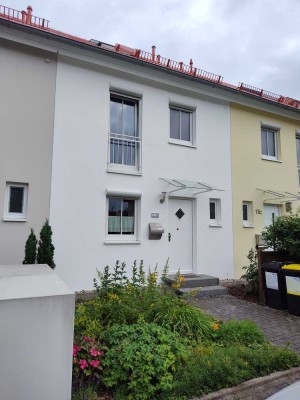 Erstbezug nach Sanierung: Schönes 5-Zimmer-Mittelhaus mit EBK in Frankfurt am Main Nieder-Erlenbach