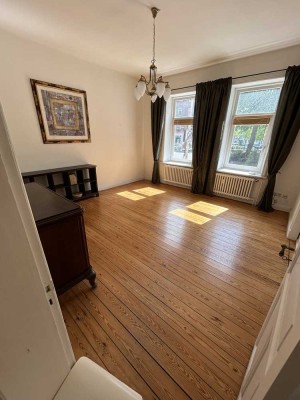 Helle, 2 1/2 Zimmer Wohnung, Praxis oder Büro geeignet, historisches Haus, großer Garten. Keine WG.