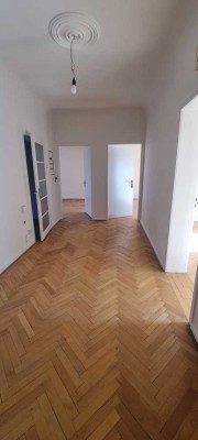 Tolle, renovierte 2 Zi.-Altbau Whg. mit Loggia zu vermieten