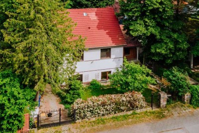 Keller, Separee, Rollläden, Einbauküche, moderne Bäder: Familienhaus zentral in Eichwalde