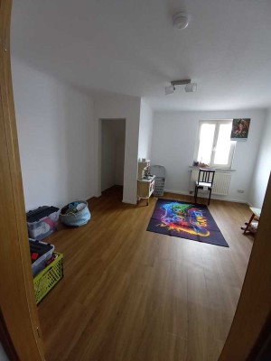 3-Zimmer Maisonette-Wohnung mit Hobbyraum in Kindergarten- und Schulnähe