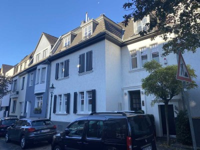 Schöne, geräumige drei Zimmer Wohnung in D'dorf, Oberkassel, möbliert mit Dachterrasse
