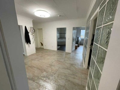 schöne 4 Zimmer-Wohnung neu renoviert