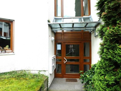 Individuell geschnittene 3,5-Zimmer-EG-WOHNUNG mit 3 Terrassen und moderner Einbauküche ...