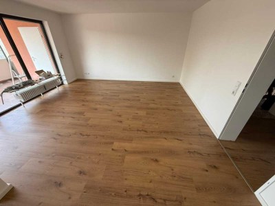 Erstbezug nach Sanierung mit großem Balkon:
2,5-Zimmer-Wohnung mit geh. Innenausstattung,