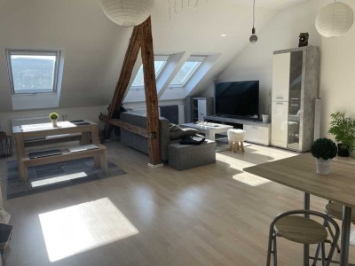 Helle und schön geschnittene 4-Zimmer-Dachgeschosswohnung mit Einbauküche in Neustadt