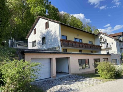 Älteres Einfamilienhaus mit Einliegerwohnung und Werkstatt im Untergeschoss in Riedenburg-Gundlfing
