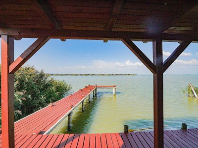 SONNENANBETER UND SEGLER AUFGEPASST - FLACHDACHHÜTTE MIT BOOTSGARAGE IN DER RUSTER BUCHT AUF PACHTGRUND ZU KAUFEN