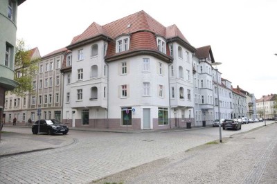 Großzügige und schöne 4-Zimmer-Altbauwohnung mit Loggia in direkter Nähe vom Rathaus