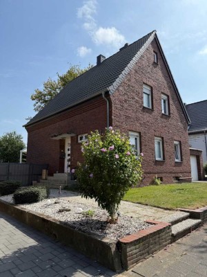 Freistehendes Einfamilienhaus mit 1100 qm Grundstück