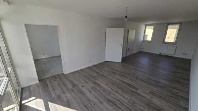 +++ frisch renovierte barierefreie Wohnung im Neubau mit Lift und Balkon + + +