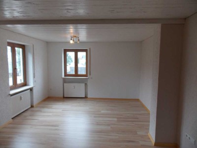 Freundliche 3-Zimmer-EG-Wohnung mit zwei Terrassen in Oberding