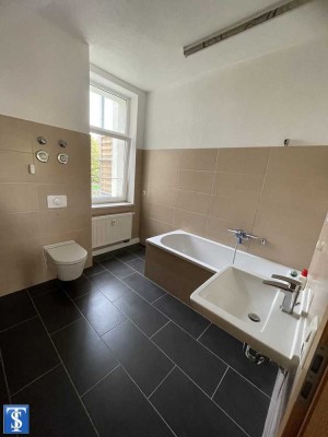 Schöne vermietete 3-Zimmer-Maisonette-ETW mit Wanne im EG / 1.OG in Plauen