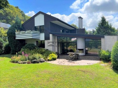 Architektonische Perle auf wunderschönem Grundstück mit 2 Garagen!