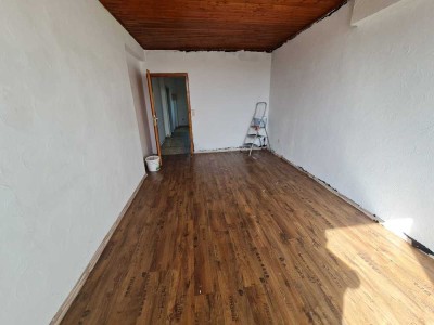 Kleine Erdgeschosswohnung mit Terrasse (in Renovierung)