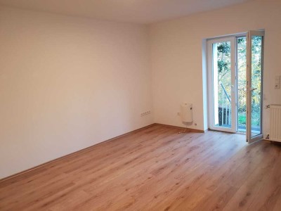 Sanierte Souterrain-Wohnung mit Einbauküche und Terrasse