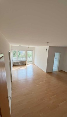 Freundliche helle Zwei-Zimmer Wohnung in Köln Weiss