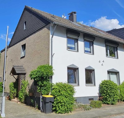 Von privat: Mehrfamilienhaus in top Lage von Neuss-Gnadental