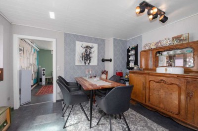 Wo der Hahn kräht und das Herz lacht: Charmantes Familienhaus mit Hof und Scheune!